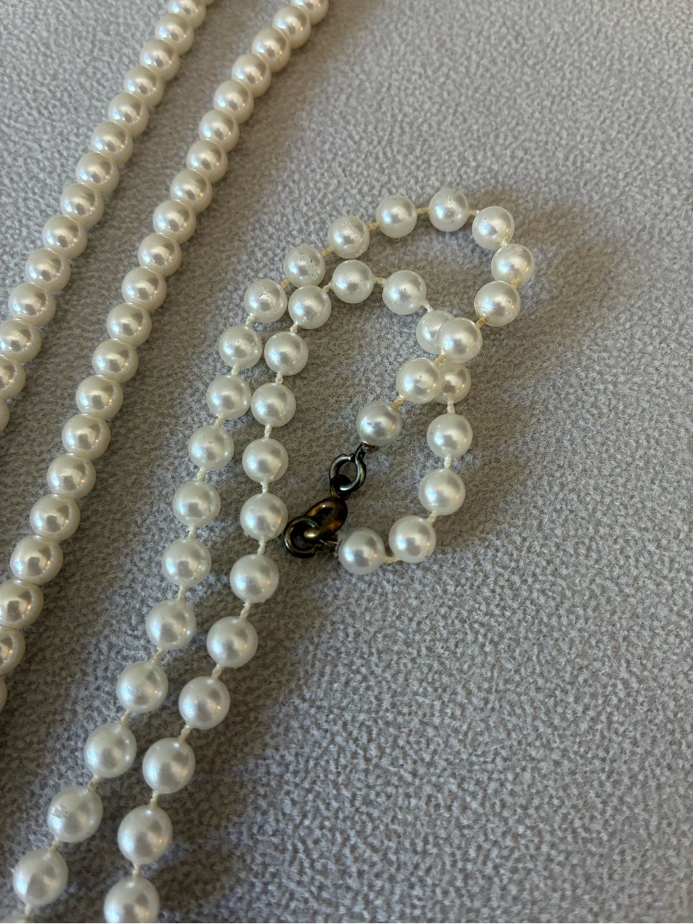 Vintage Faux Pearl Jewelry Lot, Earrings x 2, Bracelet x 2, Necklace x 2 - Picture 6 of 14